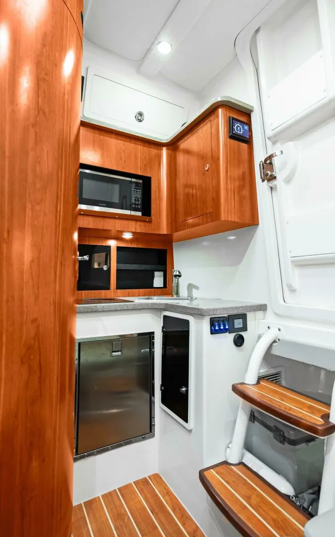 Slide: The Image of Regulator Marine 41 Center Console 2018 - 5136663