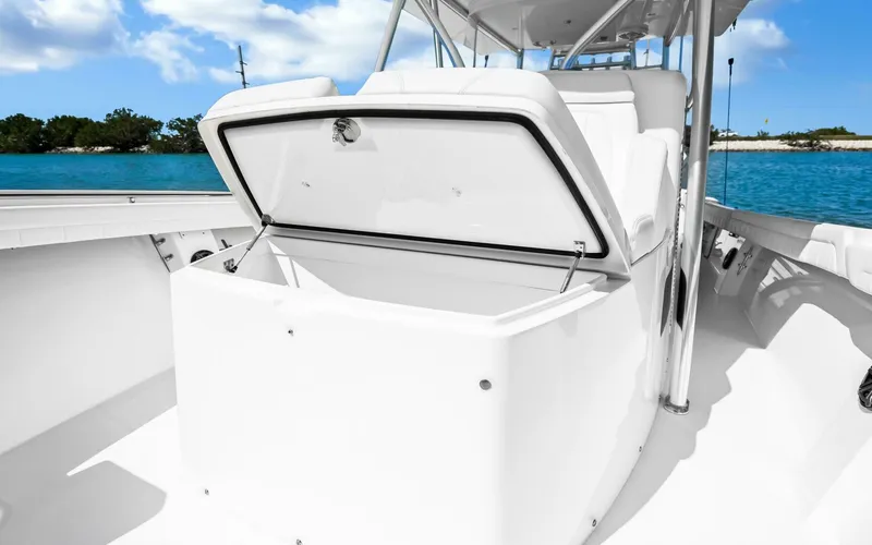 Slide: The Image of Regulator Marine 41 Center Console 2018 - 5136683