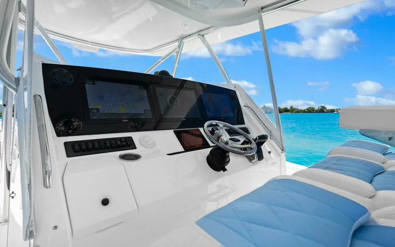 Slide: The Image of Regulator Marine 41 Center Console 2018 - 5136704