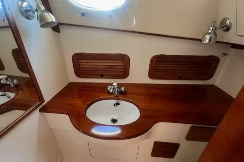 Slide: The Image of Hinckley Yachts Extended Hardtop Pilothouse 36 Picnic Boat 2003 - 5145601