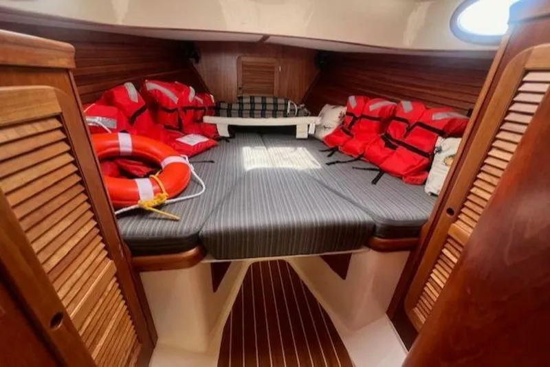 Slide: The Image of Hinckley Yachts Extended Hardtop Pilothouse 36 Picnic Boat 2003 - 5145603
