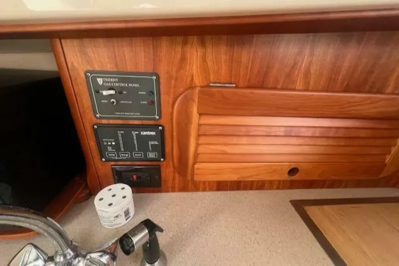 Slide: The Image of Hinckley Yachts Extended Hardtop Pilothouse 36 Picnic Boat 2003 - 5145604