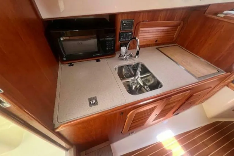 Slide: The Image of Hinckley Yachts Extended Hardtop Pilothouse 36 Picnic Boat 2003 - 5145605