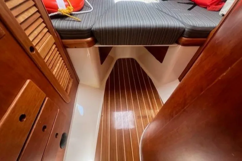 Slide: The Image of Hinckley Yachts Extended Hardtop Pilothouse 36 Picnic Boat 2003 - 5145608