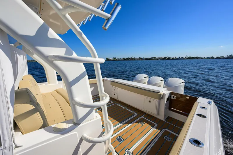 Slide: The Image of Pursuit 40 2017 - Exterior Cockpit 2017 Pursuit 40 Center Console - 5142000