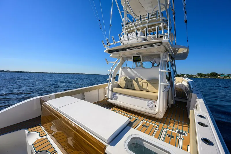 Slide: The Image of Pursuit 40 2017 - Exterior Cockpit 2017 Pursuit 40 Center Console - 5142002