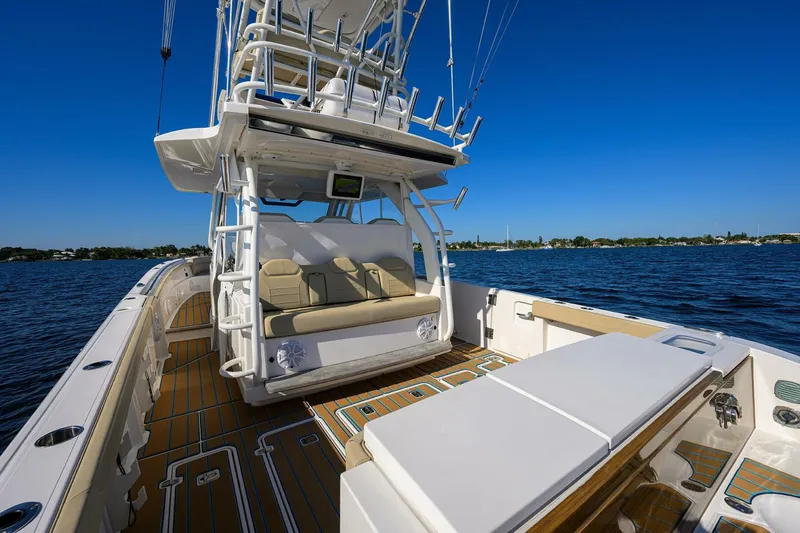 Slide: The Image of Pursuit 40 2017 - Exterior Cockpit 2017 Pursuit 40 Center Console - 5142003