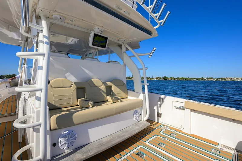Slide: The Image of Pursuit 40 2017 - Exterior Cockpit 2017 Pursuit 40 Center Console - 5142004