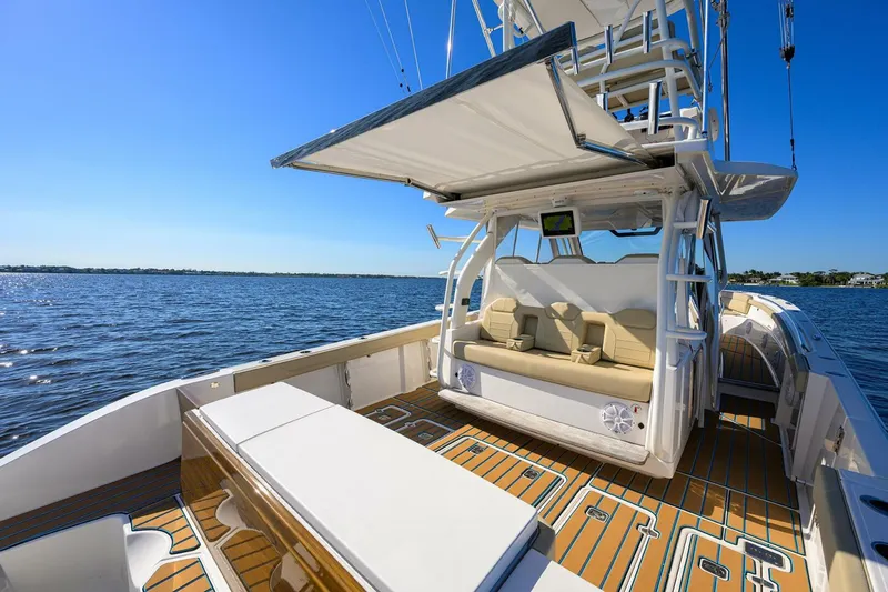 Slide: The Image of Pursuit 40 2017 - Exterior Cockpit 2017 Pursuit 40 Center Console - 5142005