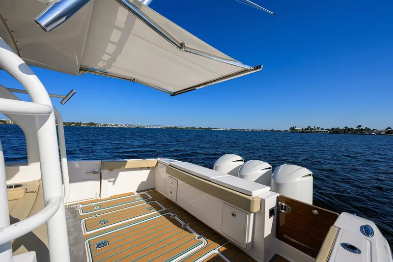 Slide: The Image of Pursuit 40 2017 - Exterior Cockpit 2017 Pursuit 40 Center Console - 5142006
