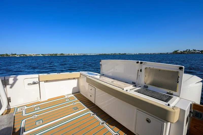 Slide: The Image of Pursuit 40 2017 - Exterior Cockpit 2017 Pursuit 40 Center Console - 5142008