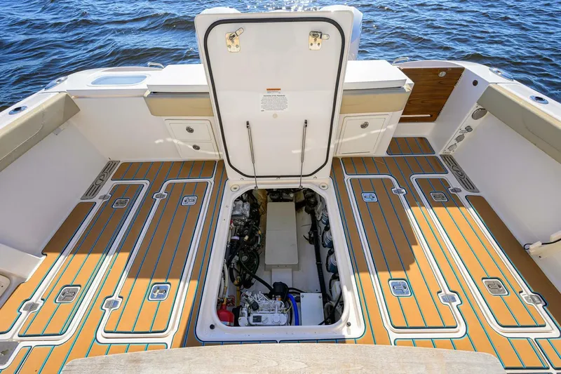 Slide: The Image of Pursuit 40 2017 - Exterior Cockpit 2017 Pursuit 40 Center Console - 5142009