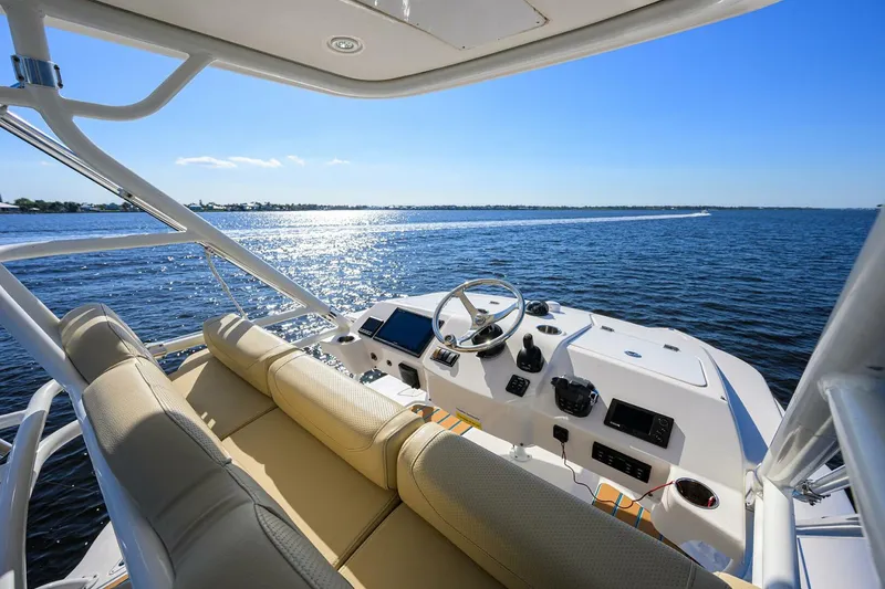 Slide: The Image of Pursuit 40 2017 - Exterior Tower 2017 Pursuit 40 Center Console - 5142031
