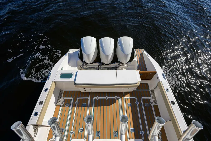 Slide: The Image of Pursuit 40 2017 - Exterior Cockpit 2017 Pursuit 40 Center Console - 5141999