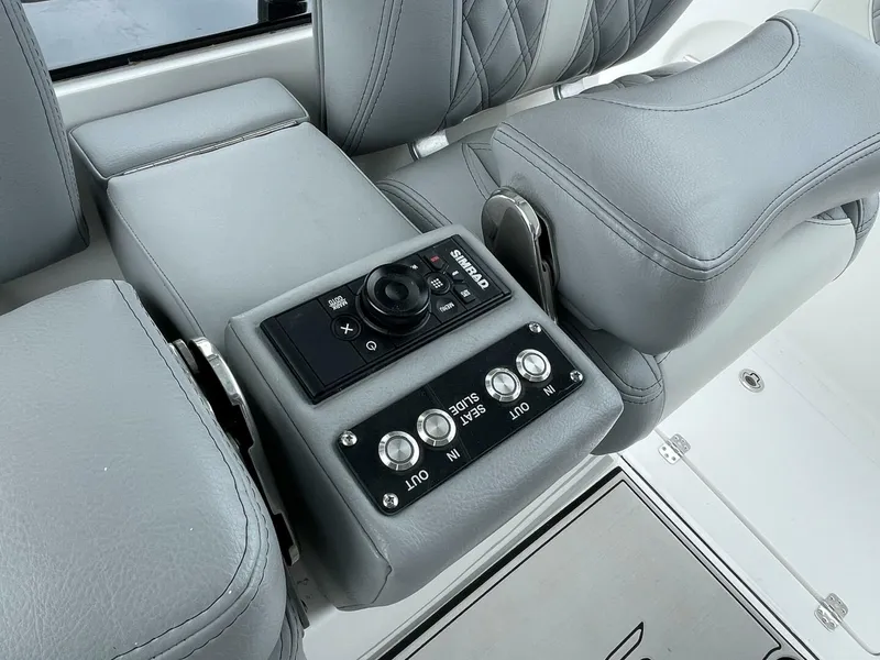 Slide: The Image of Sea Pro 320 DLX 2023- Helm Seating 2023 Sea Pro 320 DLX  - 5143354