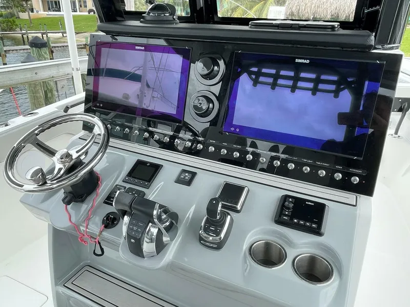 Slide: The Image of Sea Pro 320 DLX 2023- Helm 2023 Sea Pro 320 DLX  - 5143355