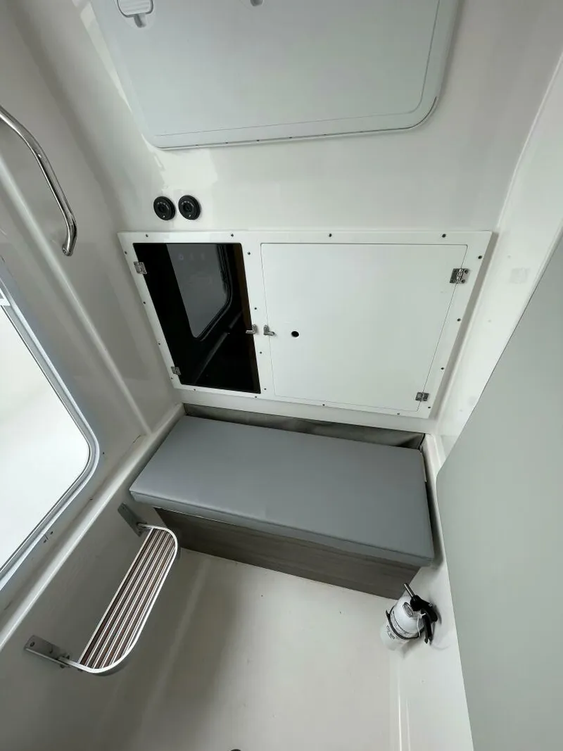 Slide: The Image of Sea Pro 320 DLX 2023- Head  2023 Sea Pro 320 DLX  - 5143363