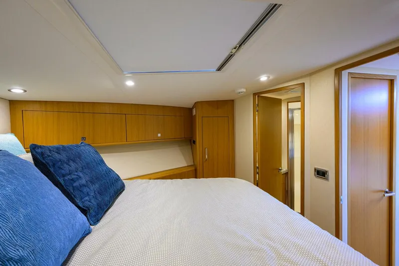 Slide: The Image of Stateroom 2015 Hatteras 45 Express Sola Mia - 5143829