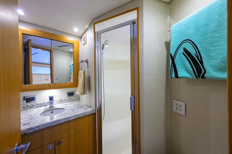 Slide: The Image of Head 2015 Hatteras 45 Express Sola Mia - 5143830