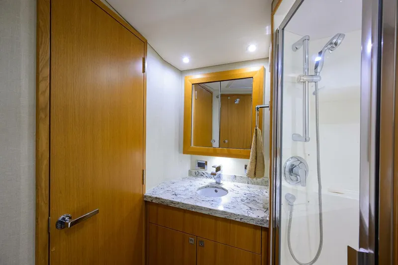 Slide: The Image of Head 2015 Hatteras 45 Express Sola Mia - 5143831