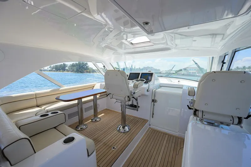 Slide: The Image of Helm Deck 2015 Hatteras 45 Express Sola Mia - 5143832