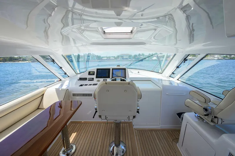 Slide: The Image of Helm Deck 2015 Hatteras 45 Express Sola Mia - 5143834