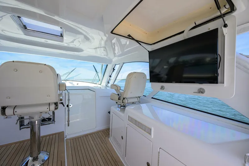 Slide: The Image of Helm Deck 2015 Hatteras 45 Express Sola Mia - 5143838