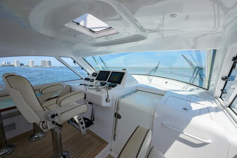 Slide: The Image of Helm Deck 2015 Hatteras 45 Express Sola Mia - 5143839
