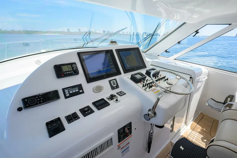 Slide: The Image of Helm Deck 2015 Hatteras 45 Express Sola Mia - 5143842