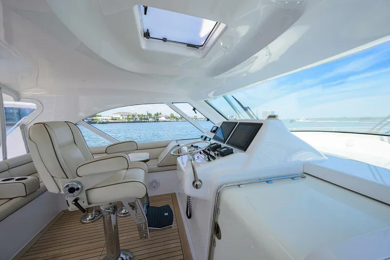 Slide: The Image of Helm Deck 2015 Hatteras 45 Express Sola Mia - 5143844
