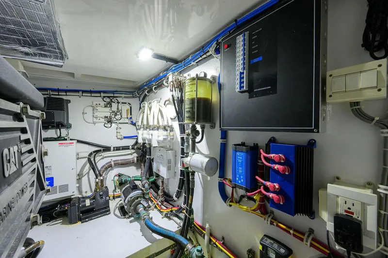 Slide: The Image of Engine Room 2015 Hatteras 45 Express Sola Mia - 5143885