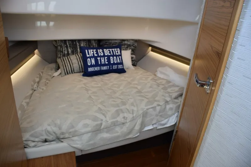 Slide: The Image of Double Berth in Cabin, Head Door Starboard - 5367540