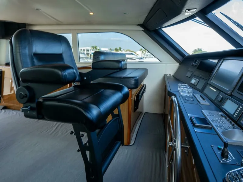 Slide: The Image of Viking 74 STREAM RUNNER- Flybridge Helm 2005 Viking Enclosed STREAM RUNNER - 7674365