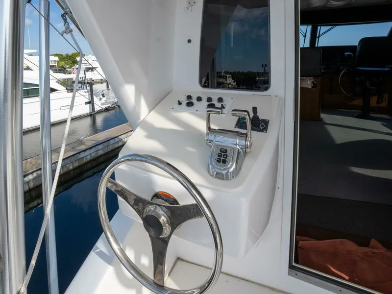 Slide: The Image of Viking 74 STREAM RUNNER- Cockpit 2005 Viking Enclosed STREAM RUNNER - 7674352