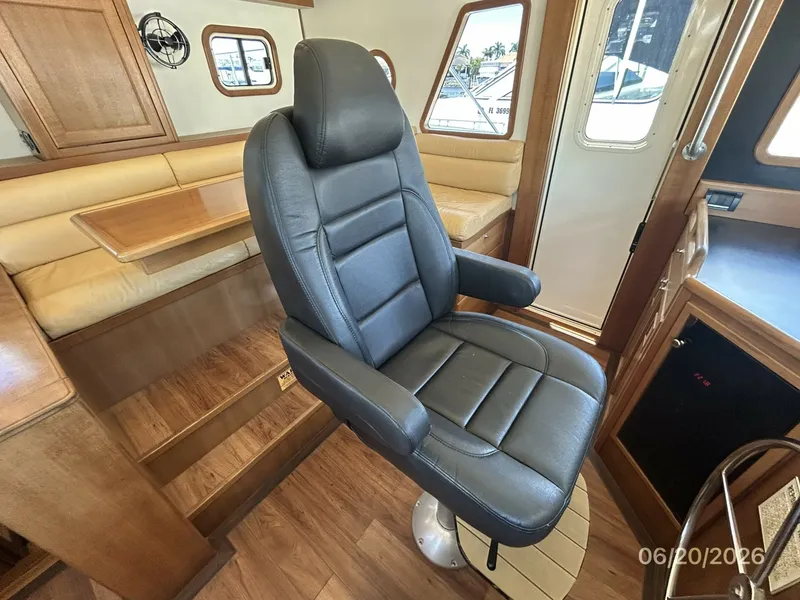 Slide: The Image of 45' Northwest pilothouse helmseat - 6482779