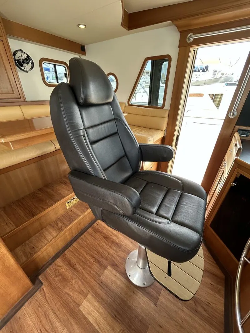 Slide: The Image of 45' Northwest pilothouse helmseat - 5151179