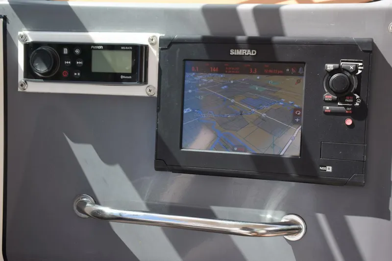 Slide: The Image of 8 Inch Simrad GPS/Chartplotter/Radar, Fusion Stereo   - 5153823