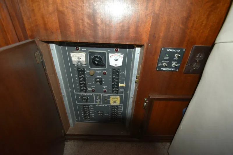 Slide: The Image of Hatteras 46 Convertible 1978 - 5154318