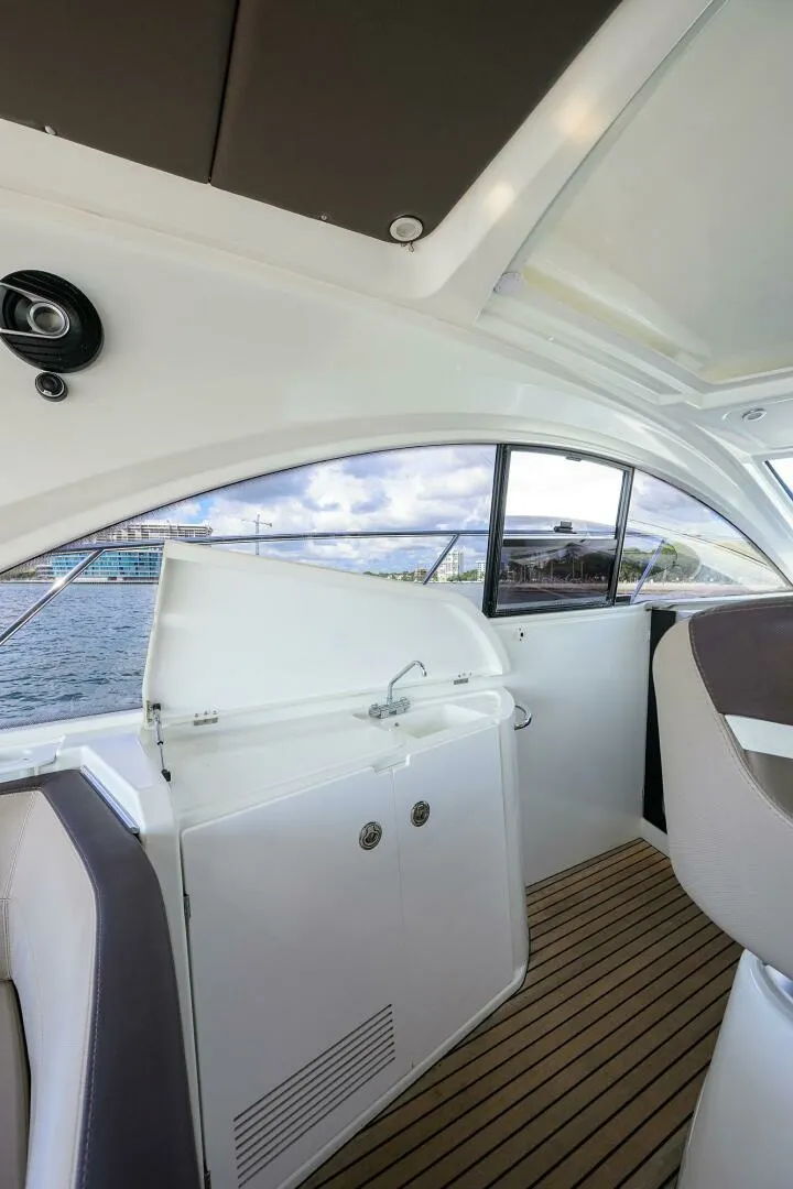 Slide: The Image of Beneteau 38 GT - Helm Deck 2015 Beneteau 38 GT - 7680248