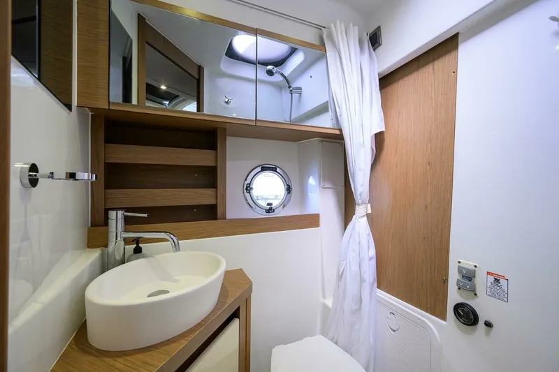 Slide: The Image of Beneteau 38 GT - Head 2015 Beneteau 38 GT - 7680221
