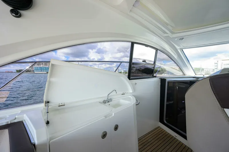 Slide: The Image of Beneteau 38 GT - Helm Deck 2015 Beneteau 38 GT - 7680236