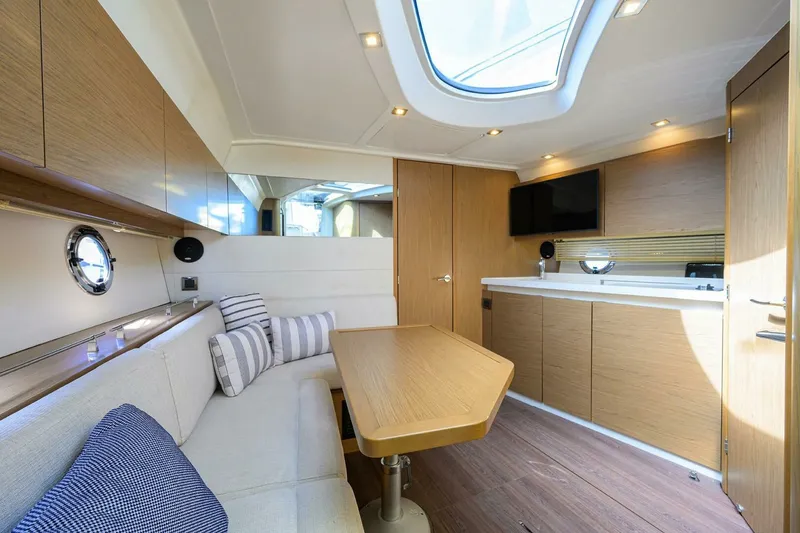 Slide: The Image of Beneteau 38 GT - Cabin 2015 Beneteau 38 GT - 7680214