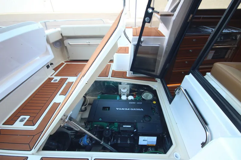 Slide: The Image of Ranger Tug R-29 Command Bridge Luxury Edition 2025 - 5598553