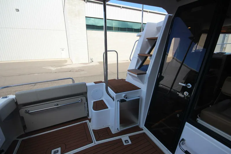 Slide: The Image of Ranger Tug R-29 Command Bridge Luxury Edition 2025 - 5598555