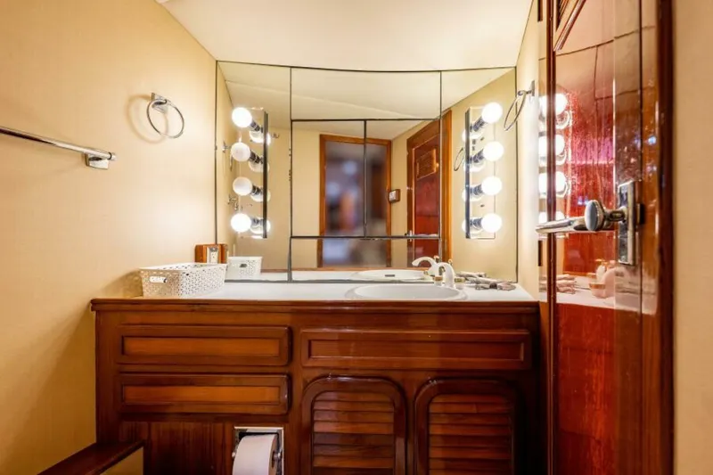 Slide: The Image of Cheoy Lee Motor Yacht 1985 - 5159357