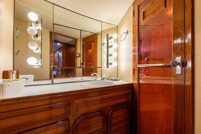 Slide: The Image of Cheoy Lee Motor Yacht 1985 - 5159358