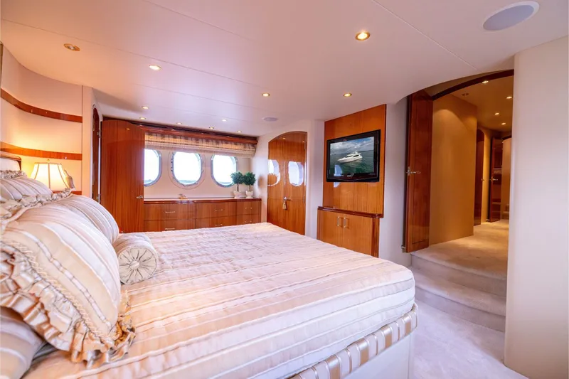 Slide: The Image of Hatteras 80 - 5160808