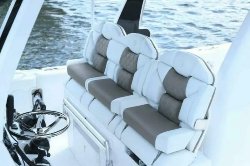 Slide: The Image of Edgewater 370CC 2025 - 5161528