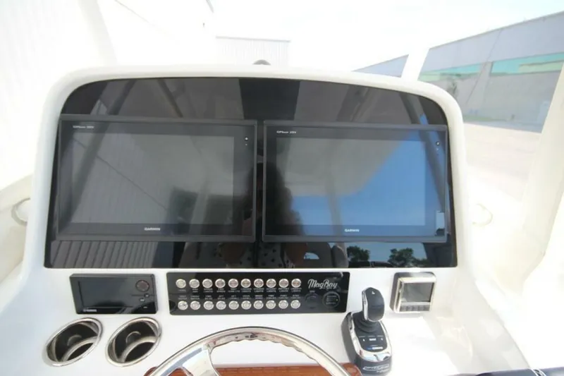 Slide: The Image of Mag Bay 33 Center Console 2026 - 5163749