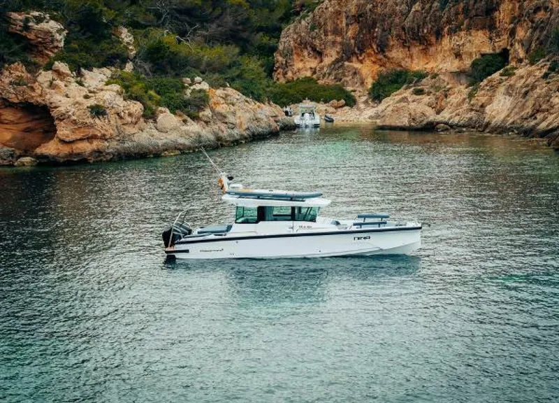 Slide: The Image of Axopar XC Cross Cabin 2025 - 5164779